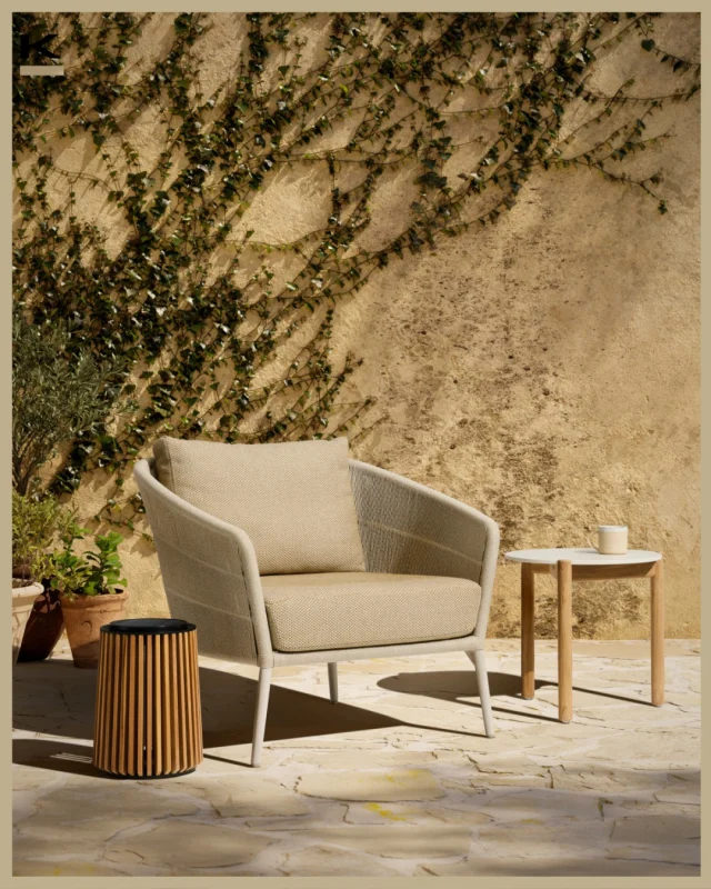 De Akari lounge chair en sofa combineren elegant design met ultiem comfort. Hun zachte rondingen worden versterkt door verfijnde, met de hand gedraaide touwdetails die luchtigheid en textuur brengen. Of je nu alleen ontspant of gasten ontvangt met Akari doe je dat in serene stijl!

 #Voorjaarsinspiratie #kerkhoflaren #vincentsheppard